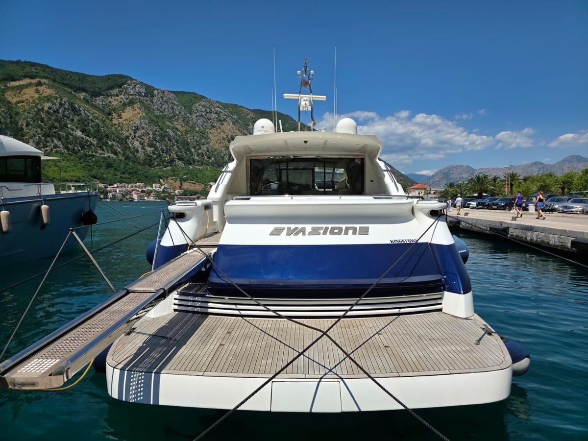 2005 Pershing 76 