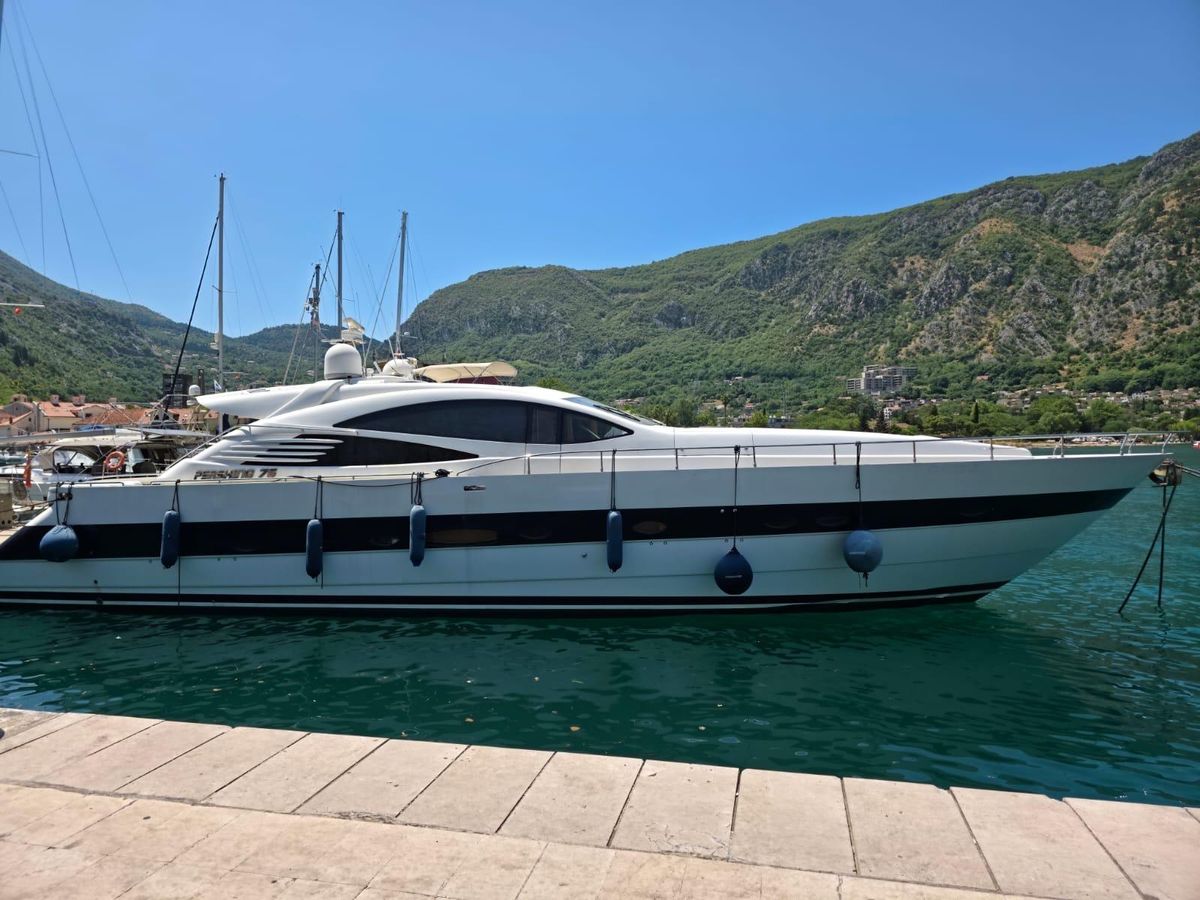2005 Pershing 76 