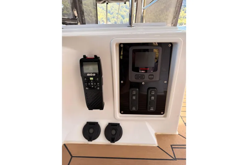 Chicago Yacht Photos Pics Control panel of a 2020 Lagoon 52 F yacht with B&G equipment.