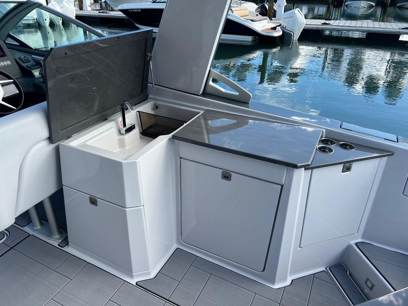 2022 Aviara AV32 Outboard
