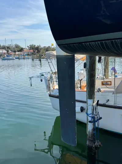 Easy Yacht Photos Pics J Boats J/88 2014 in harbor, side view of hull.