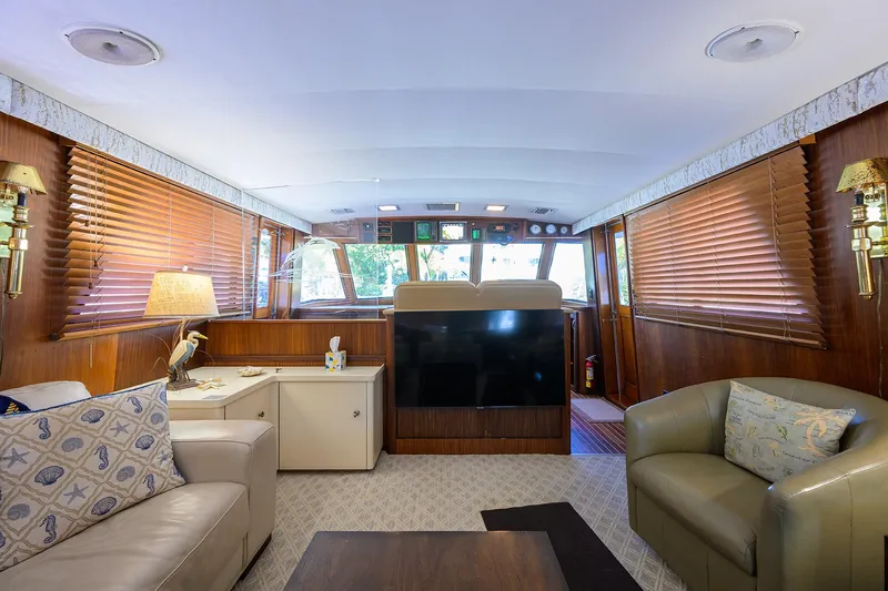 Phantom Yacht Photos Pics Interior of 1987 Hatteras 63 Motor Yacht with cozy seating and elegant decor.
