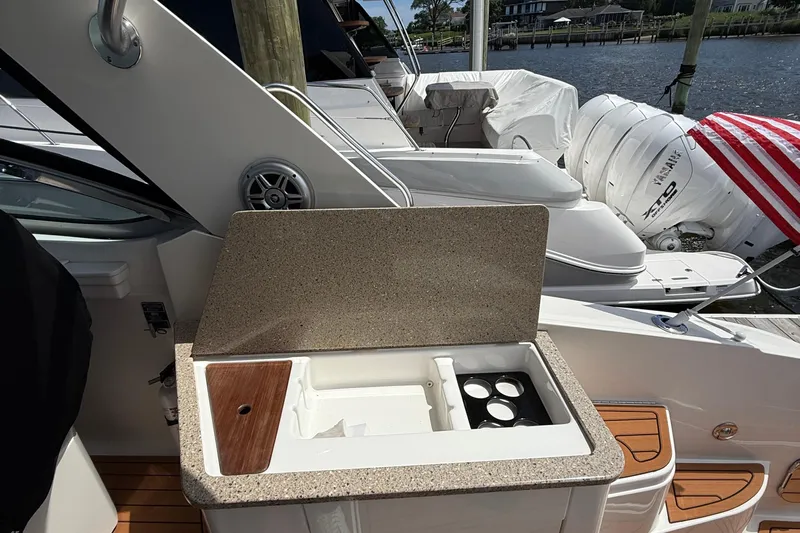  Yacht Photos Pics 2015 Sea Ray 350 Sundancer boat with open countertop and cup holders.