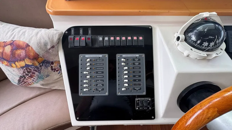 Dream Catcher Yacht Photos Pics Electronics & Navigation