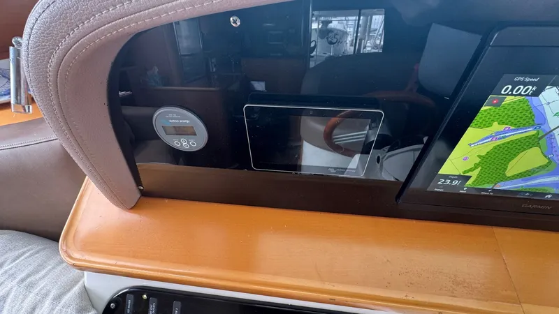 Dream Catcher Yacht Photos Pics Electronics & Navigation