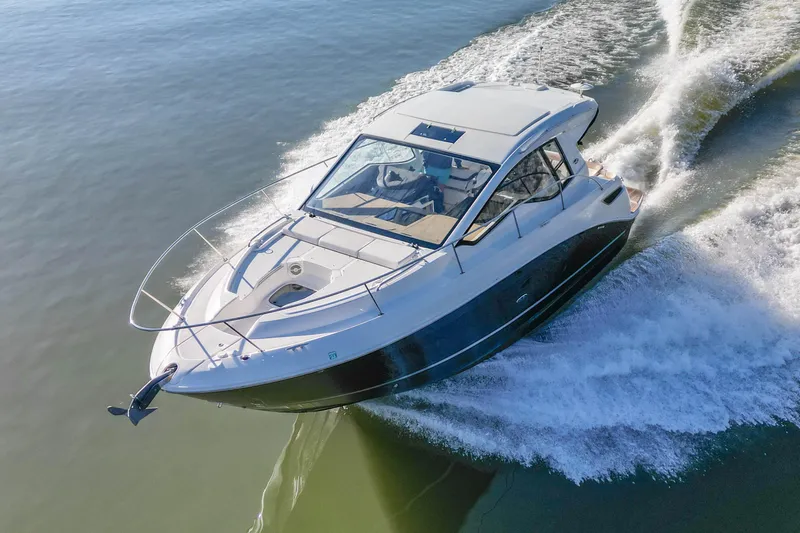  Yacht Photos Pics 2018 Sea Ray Sundancer 350 Coupe cruising on open water, creating a dynamic wake.