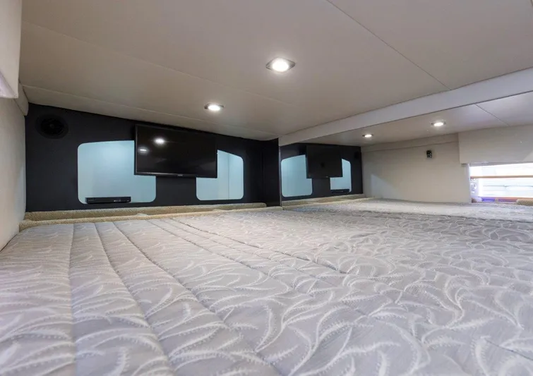 Bluebird Yacht Photos Pics 2017 37 Formula 370 SS Bluebird Rear Stateroom