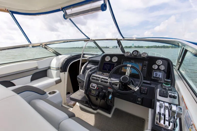 Bluebird Yacht Photos Pics 2017 37 Formula 370 SS Bluebird Helm