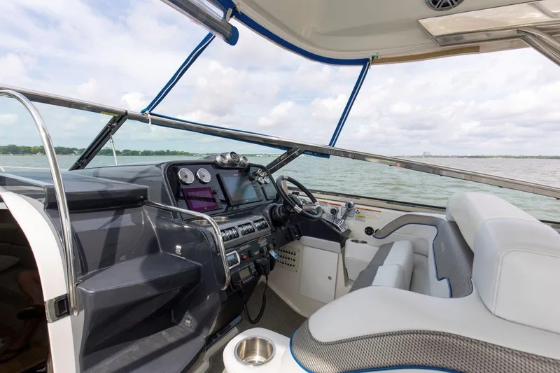 Bluebird Yacht Photos Pics 2017 37 Formula 370 SS Bluebird Helm