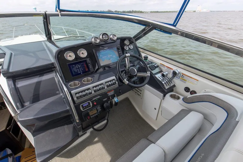 Bluebird Yacht Photos Pics 2017 37 Formula 370 SS Bluebird Helm