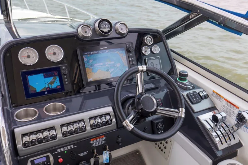 Bluebird Yacht Photos Pics 2017 37 Formula 370 SS Bluebird Helm