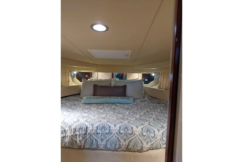 Lottie-da Yacht Photos Pics Luxurious cabin interior of 2004 Sea Ray 380 Sundancer with elegant bedding.