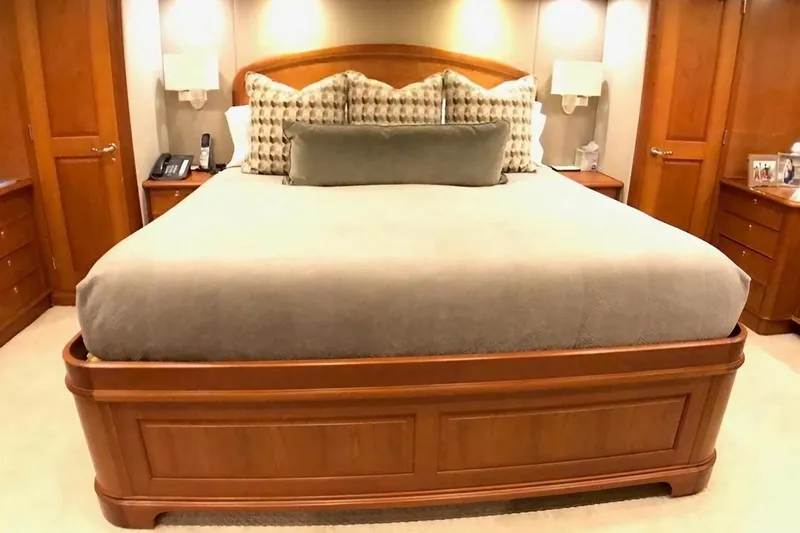 Harbor Lady Yacht Photos Pics Luxurious bedroom interior of 2005 Pacific Mariner Raised Pilothouse Motor Yacht.