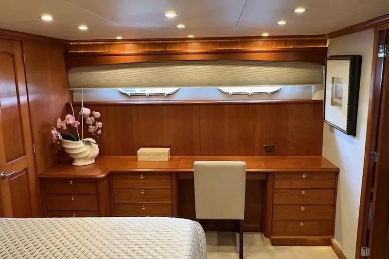 Harbor Lady Yacht Photos Pics Luxurious desk area in a 2005 Pacific Mariner motoryacht.