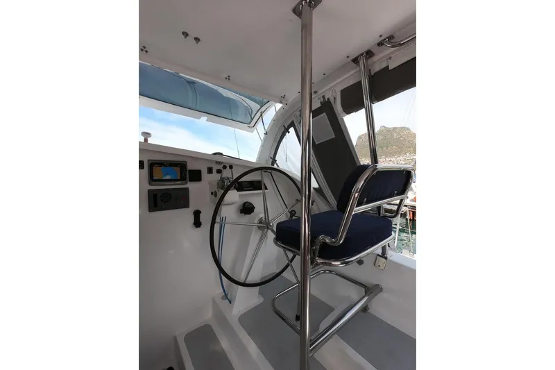 Conquest Yacht Photos Pics Helm station of 2006 Maxim Yachts 57, featuring steering wheel and navigation equipment.