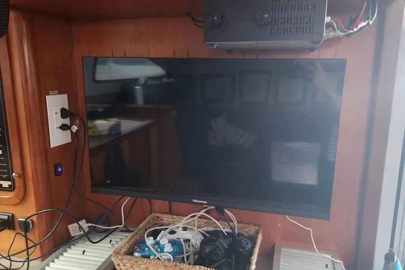 Conquest Yacht Photos Pics Entertainment setup on 2006 Maxim Yachts 57 with TV and electronics.