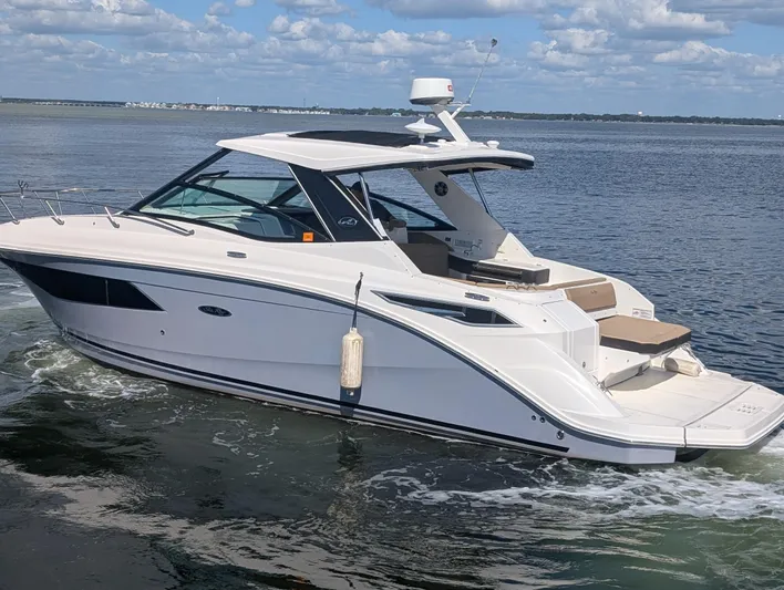  Yacht Photos Pics 2019 Sea Ray Sundancer 320 cruising on open water under a clear sky.