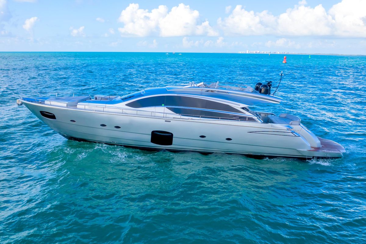 2013 Pershing 82 