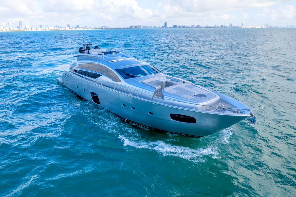 2013 Pershing 82 