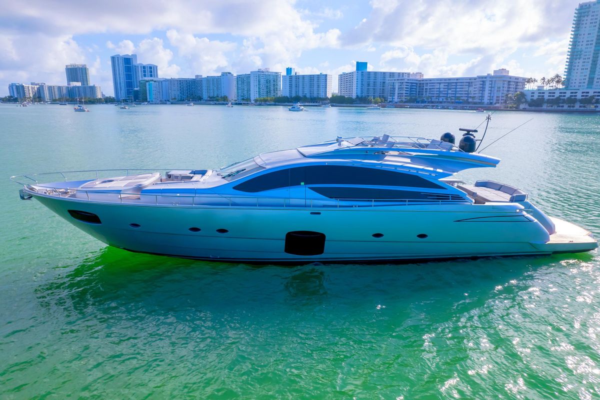 2013 Pershing 82 