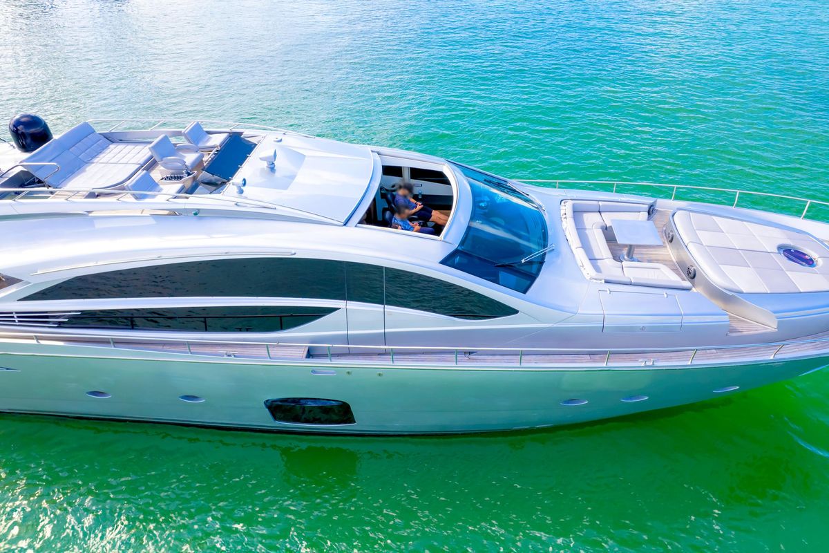 2013 Pershing 82 