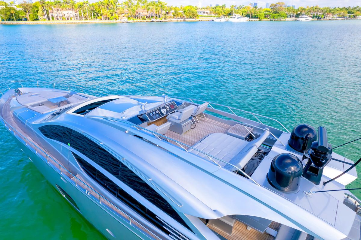 2013 Pershing 82 