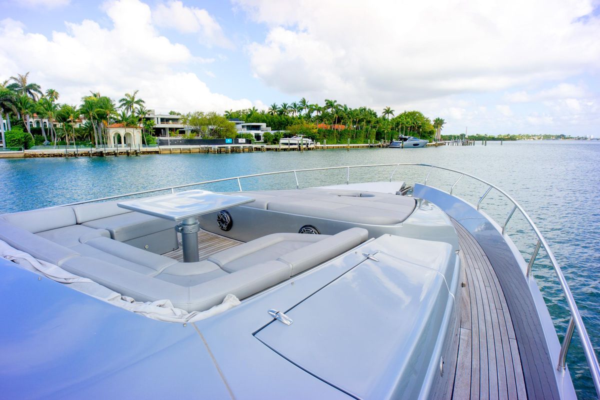 2013 Pershing 82 