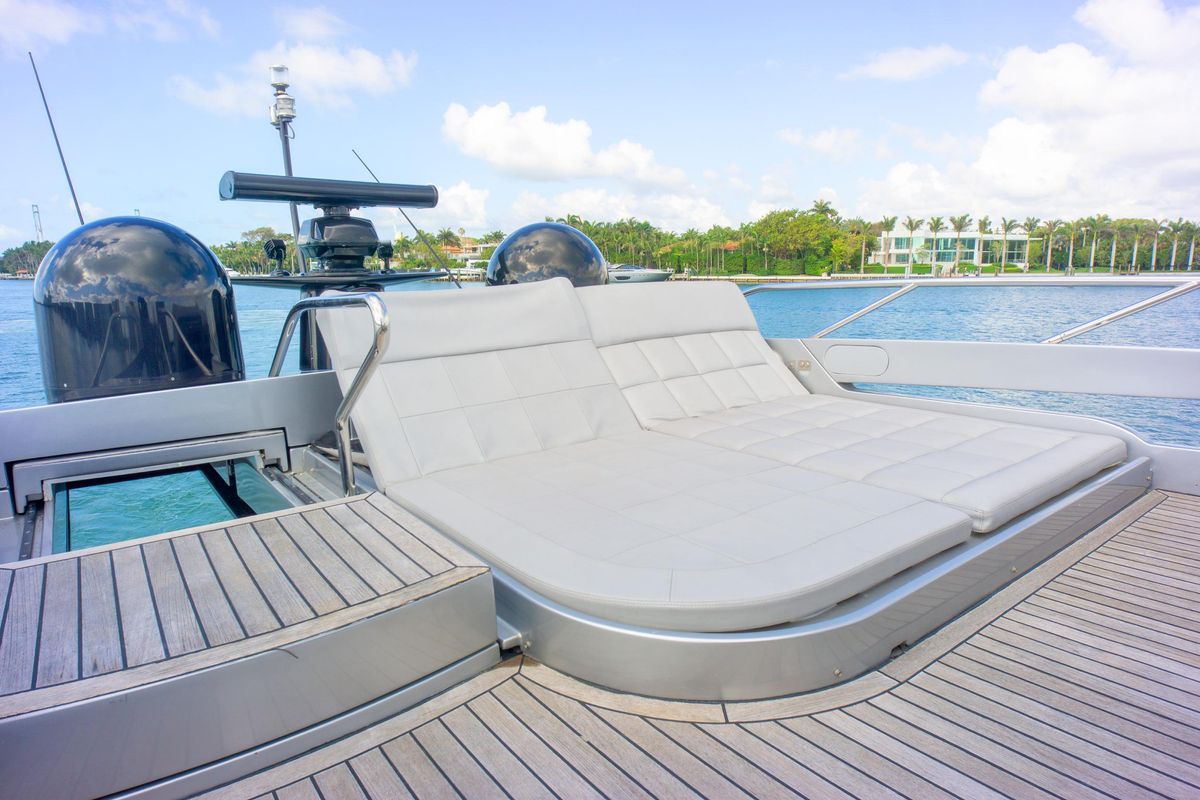 2013 Pershing 82 