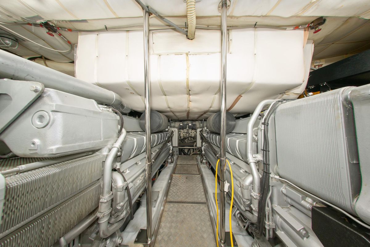 2013 Pershing 82 