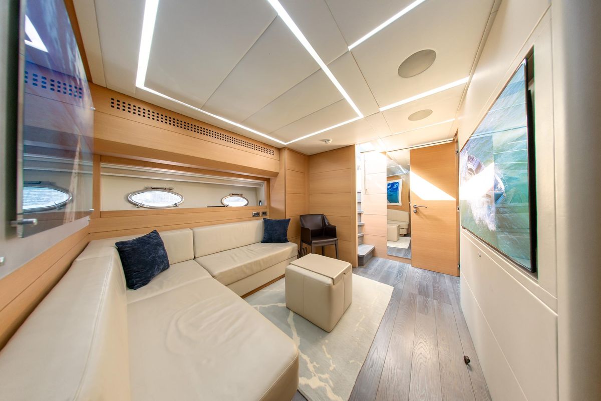 2013 Pershing 82 