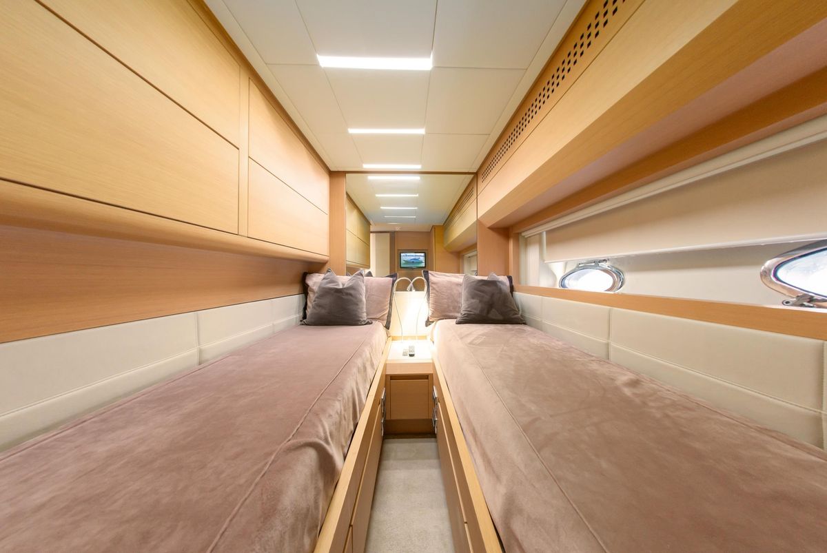 2013 Pershing 82 
