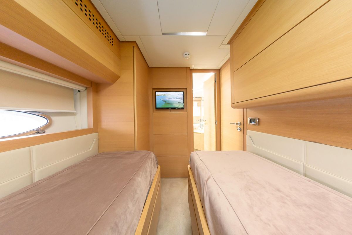 2013 Pershing 82 