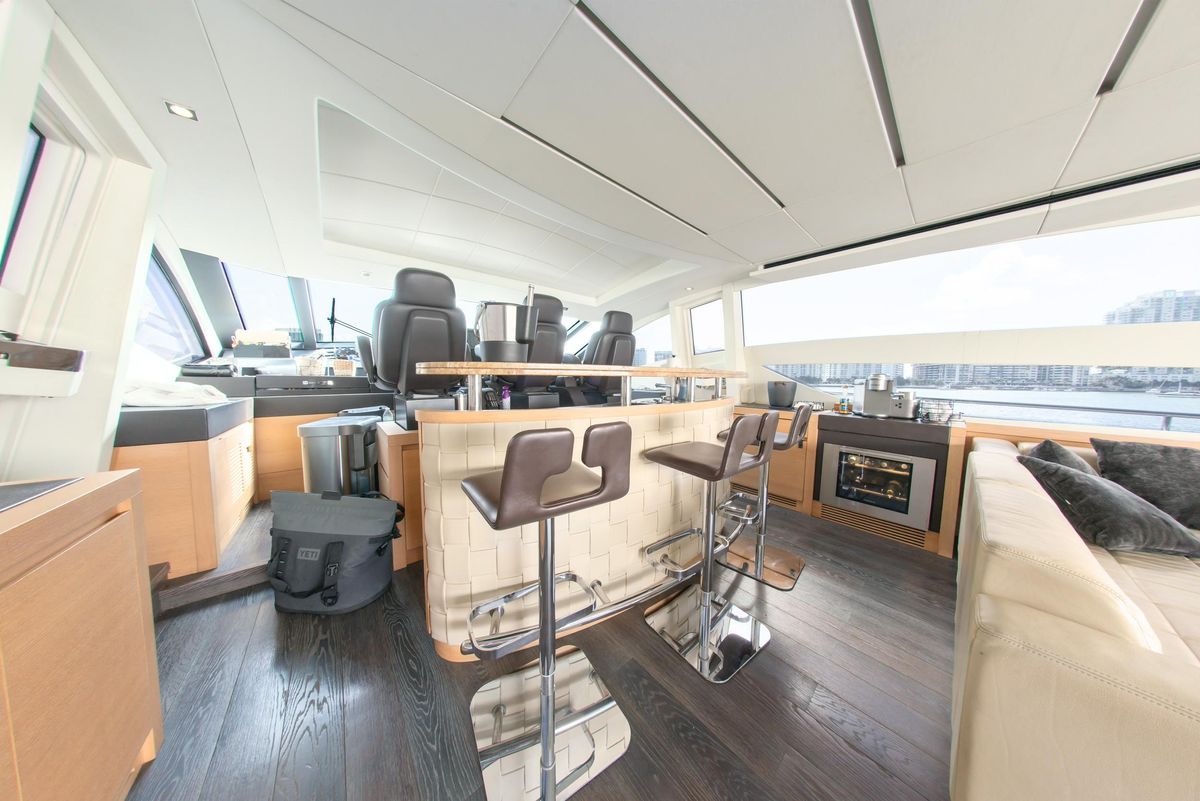 2013 Pershing 82 