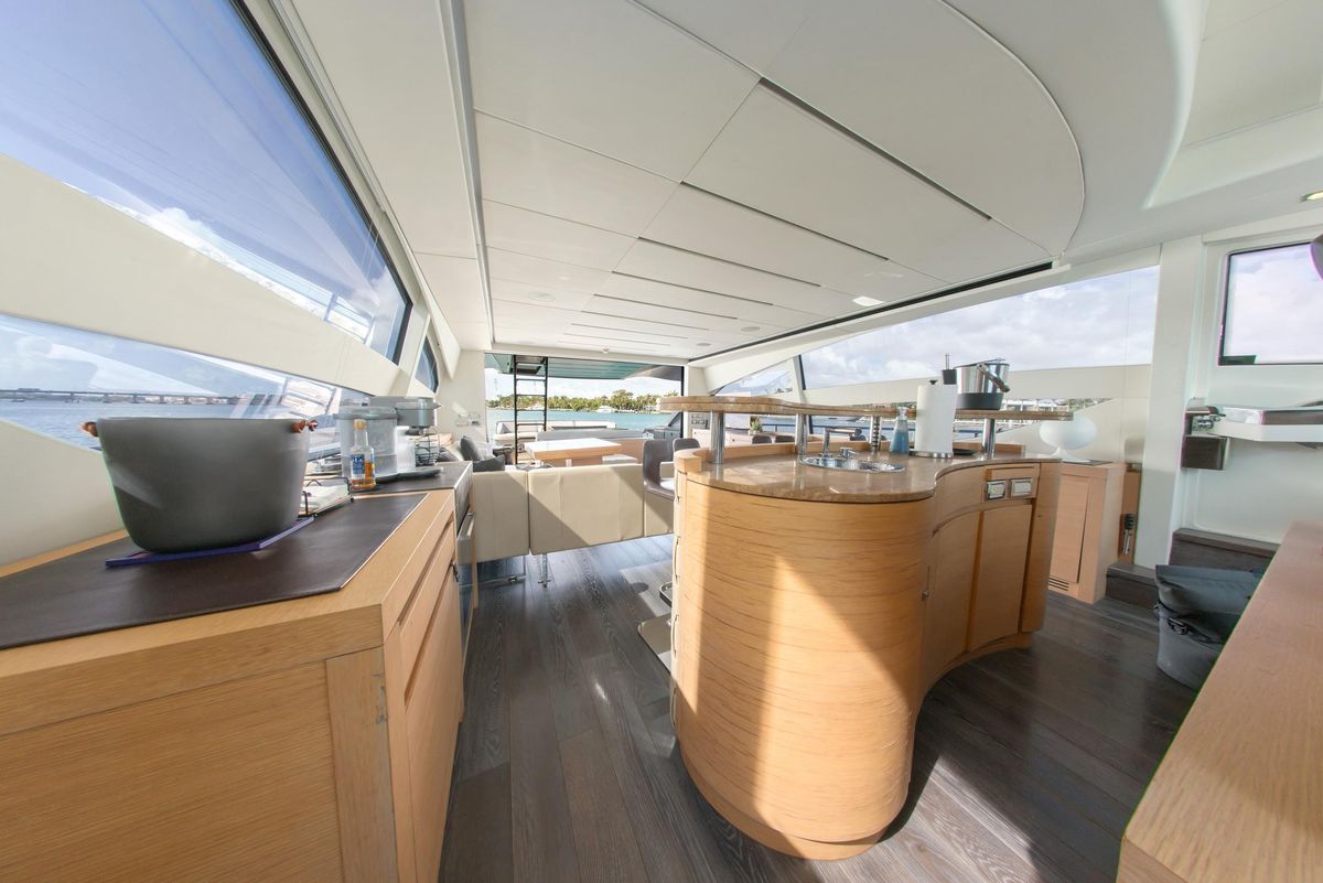 2013 Pershing 82 