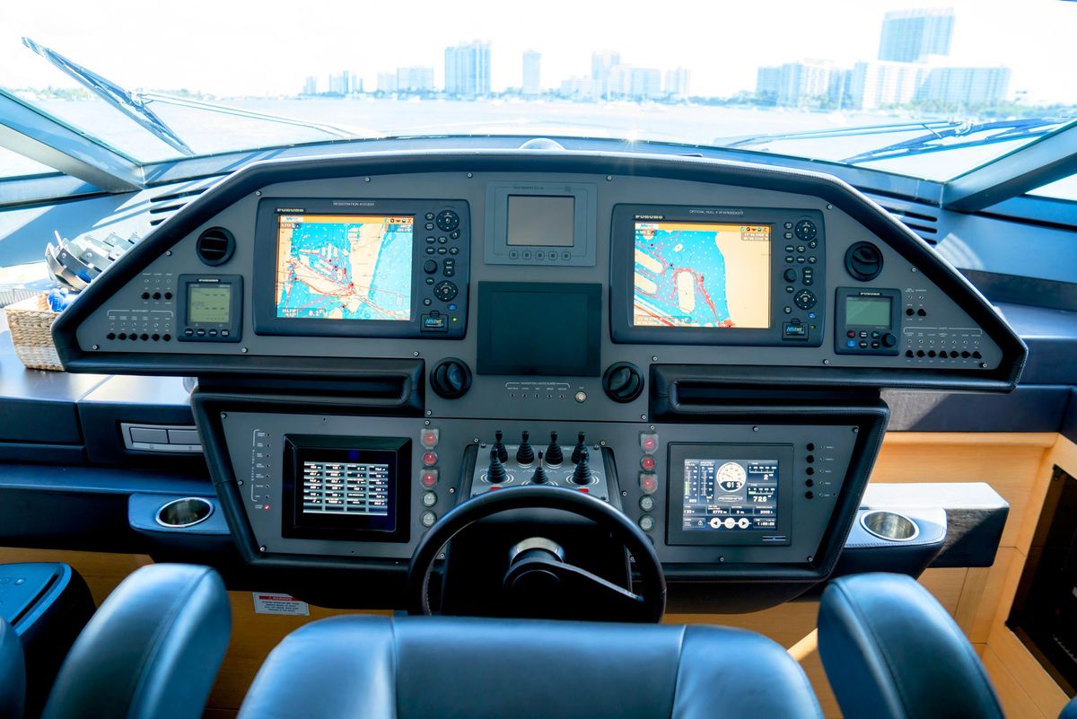 2013 Pershing 82 