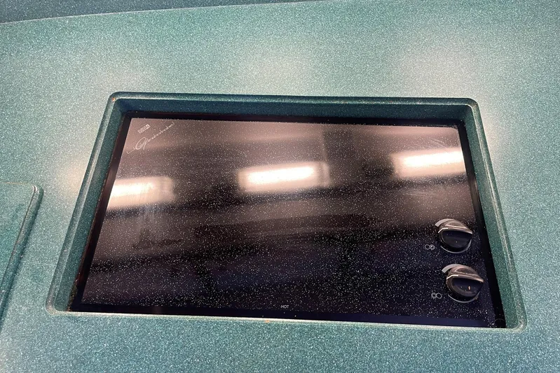 M.a.c. Daddy Yacht Photos Pics Built-in stovetop on 2005 Custom DeSanti Carolina Express boat, featuring dual control knobs.