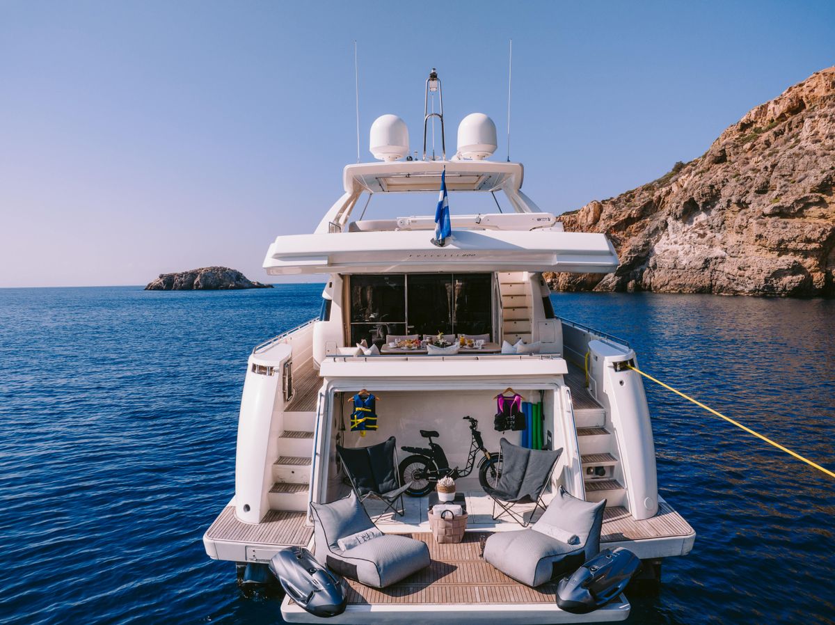 2010 Ferretti Yachts 82 