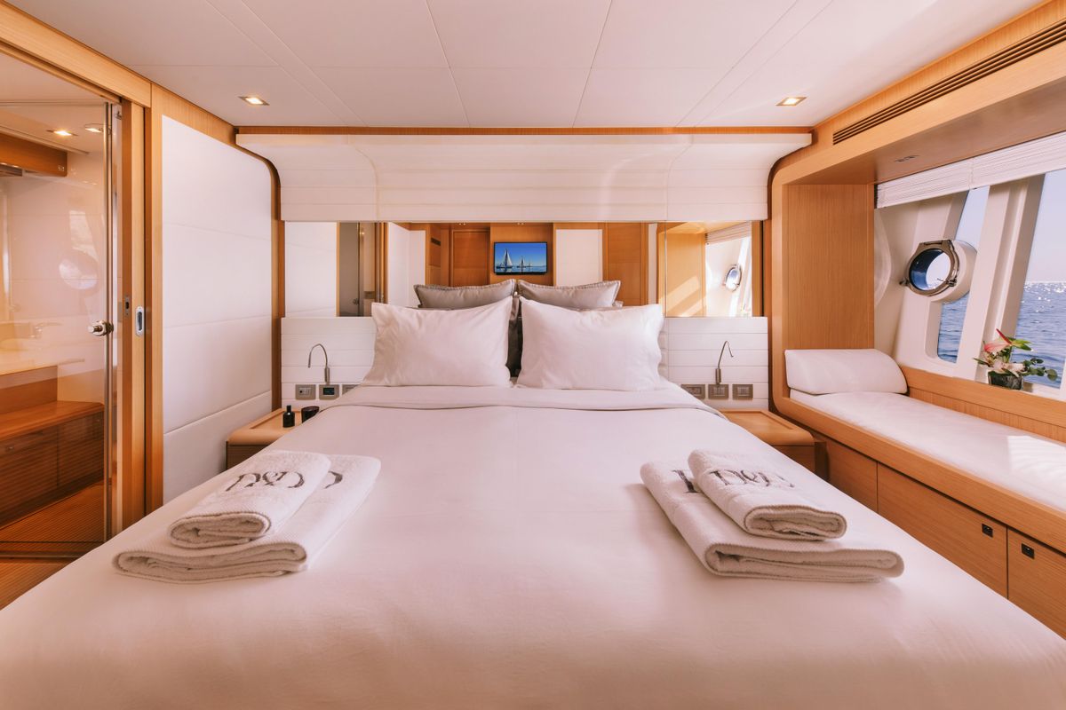 2010 Ferretti Yachts 82 