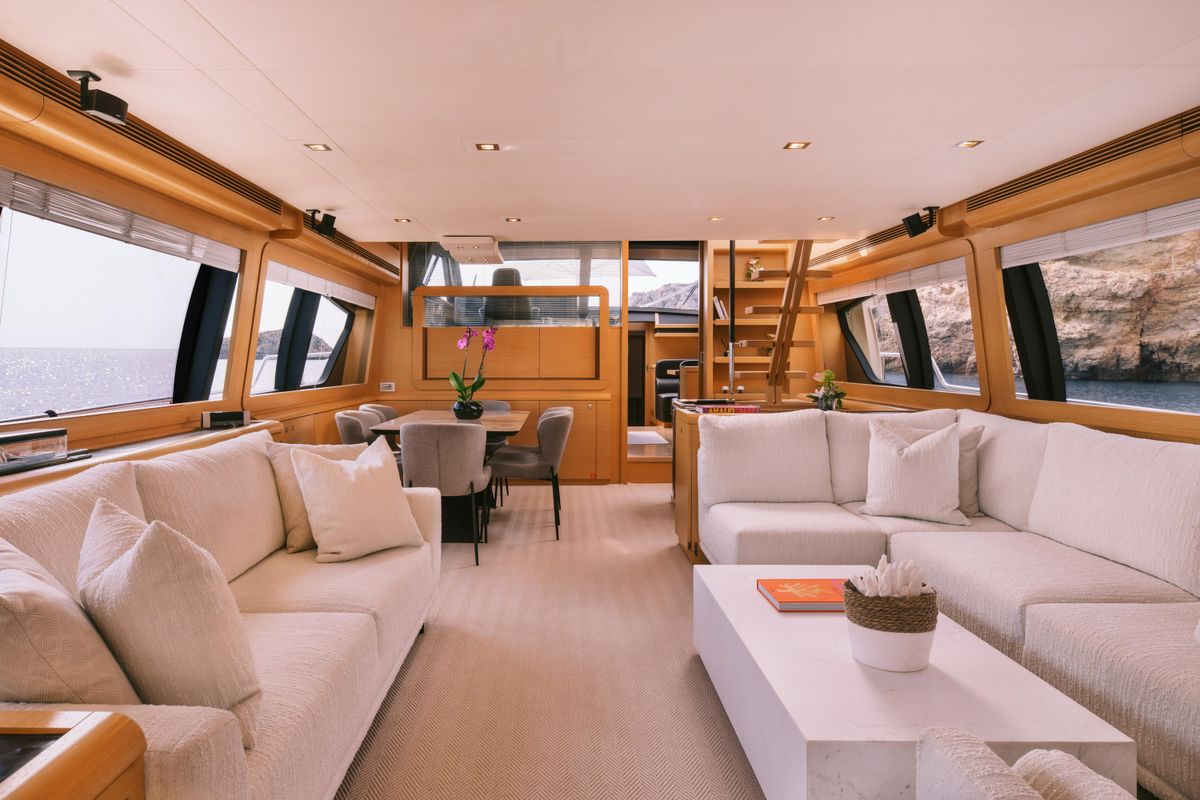 2010 Ferretti Yachts 82 