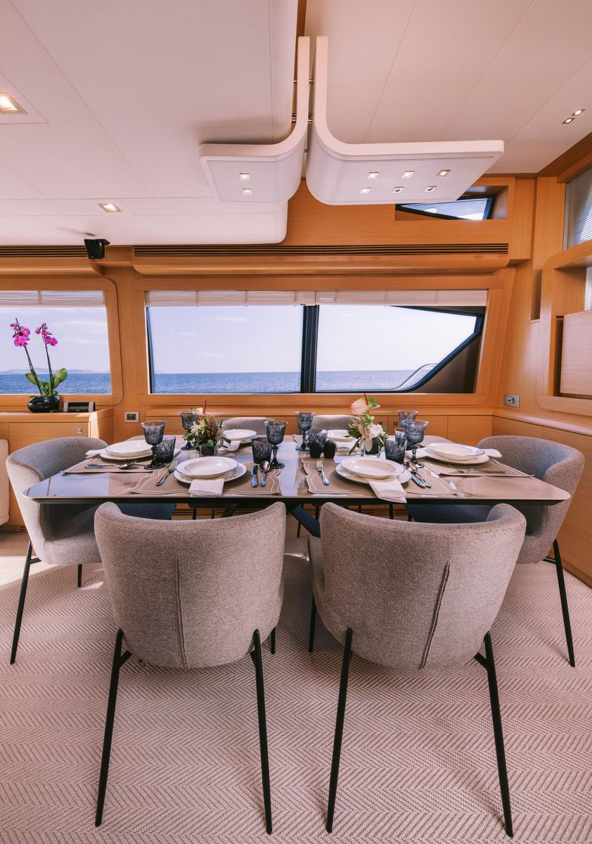2010 Ferretti Yachts 82 