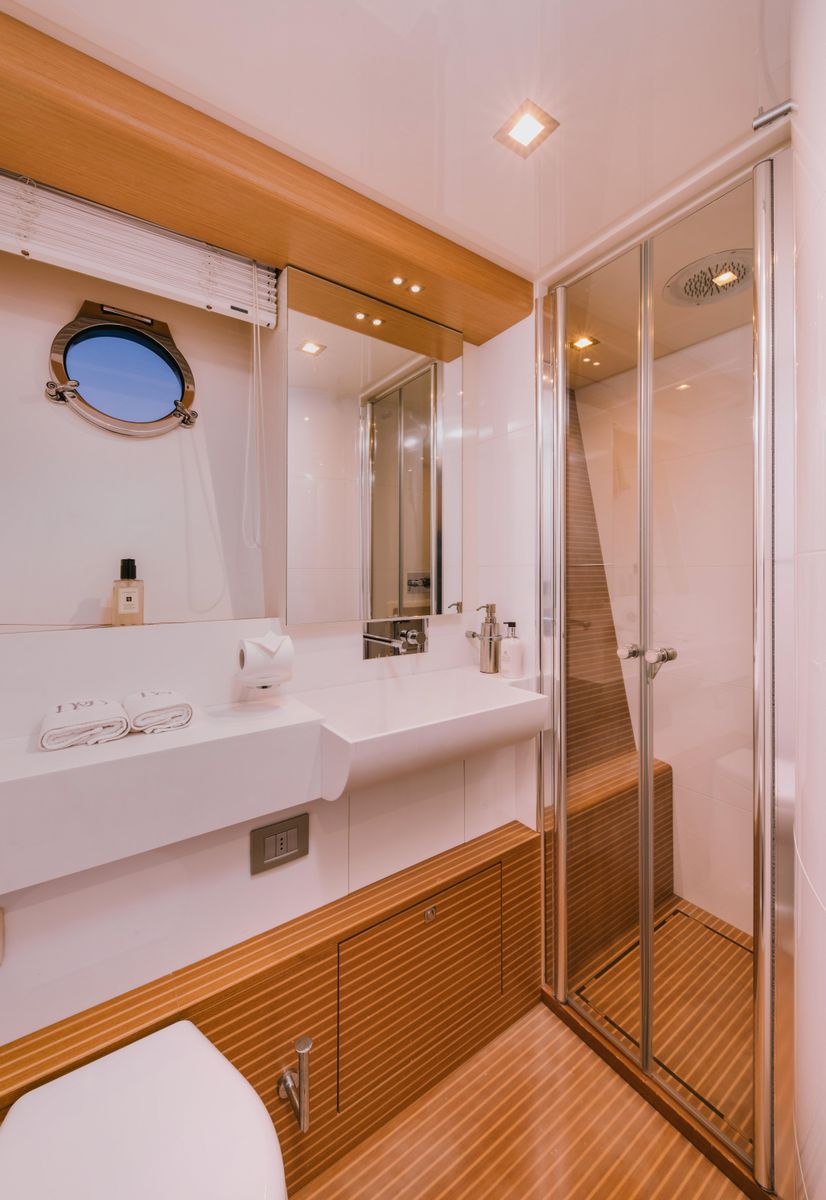 2010 Ferretti Yachts 82 