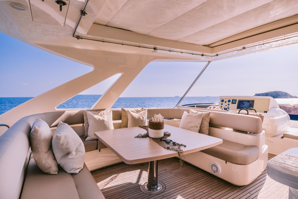 2010 Ferretti Yachts 82 