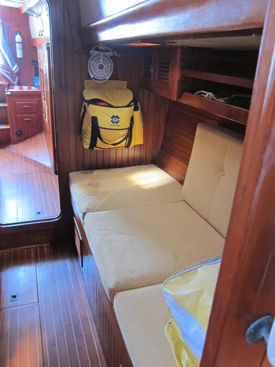 China Doll Yacht Photos Pics Seat and pilot berth outboard - aft view