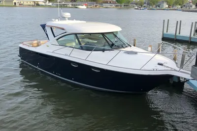 Tiara Yachts 3100 Coronet