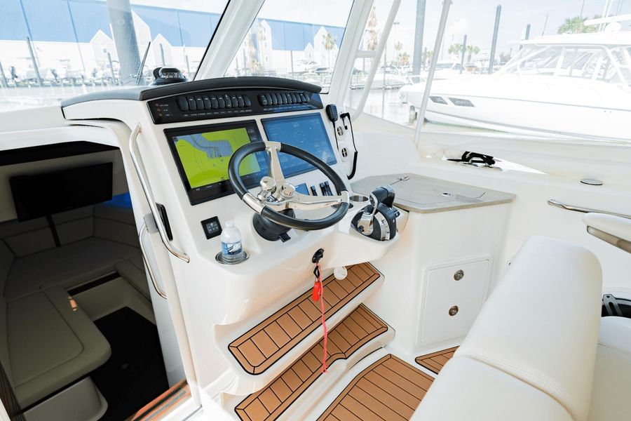 2021 Boston Whaler 350 Realm