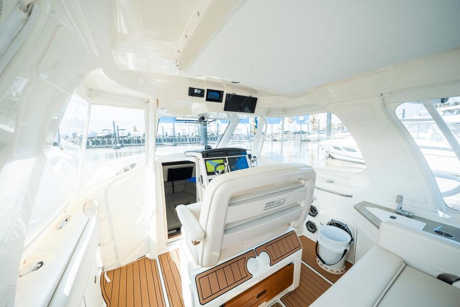 2021 Boston Whaler 350 Realm