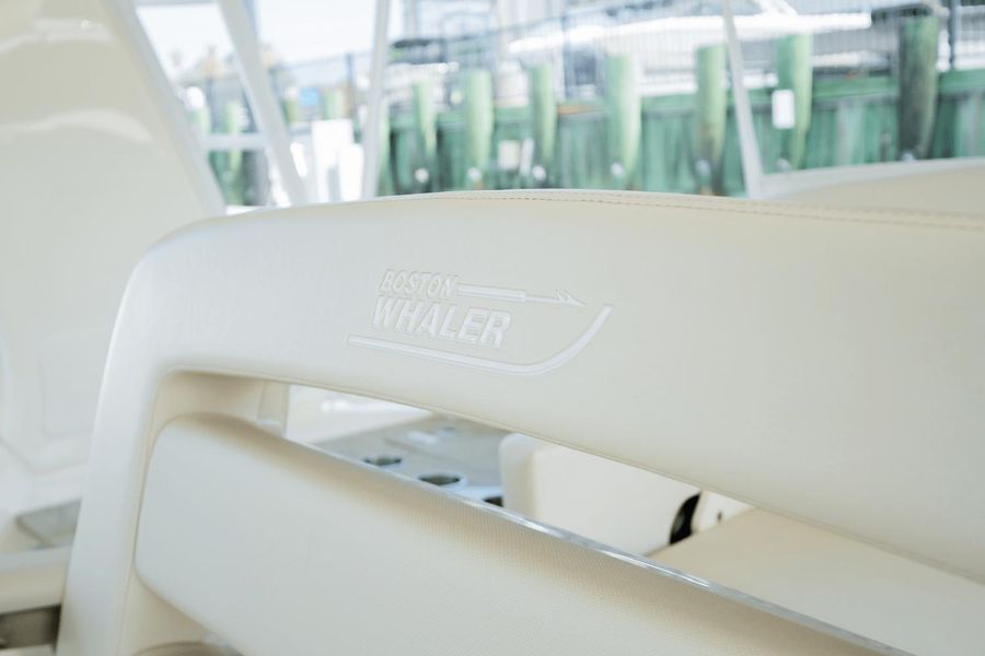2021 Boston Whaler 350 Realm