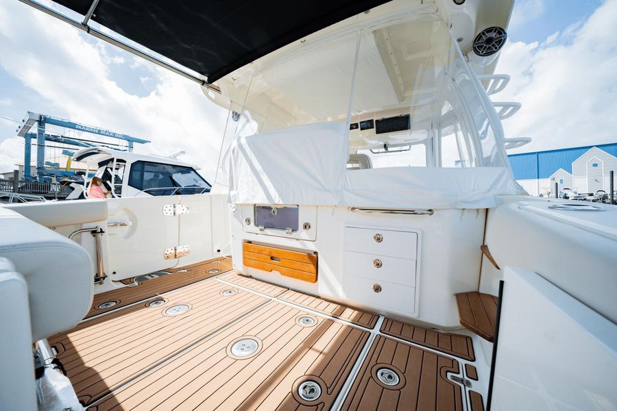 2021 Boston Whaler 350 Realm