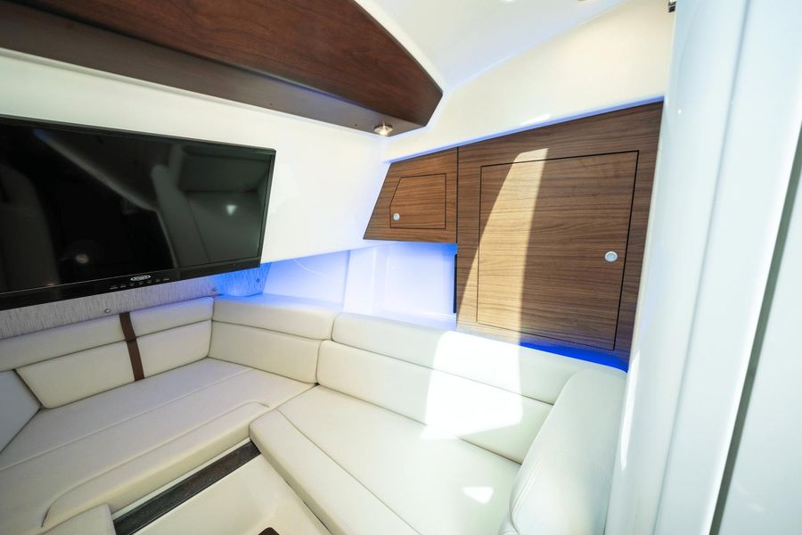 2021 Boston Whaler 350 Realm