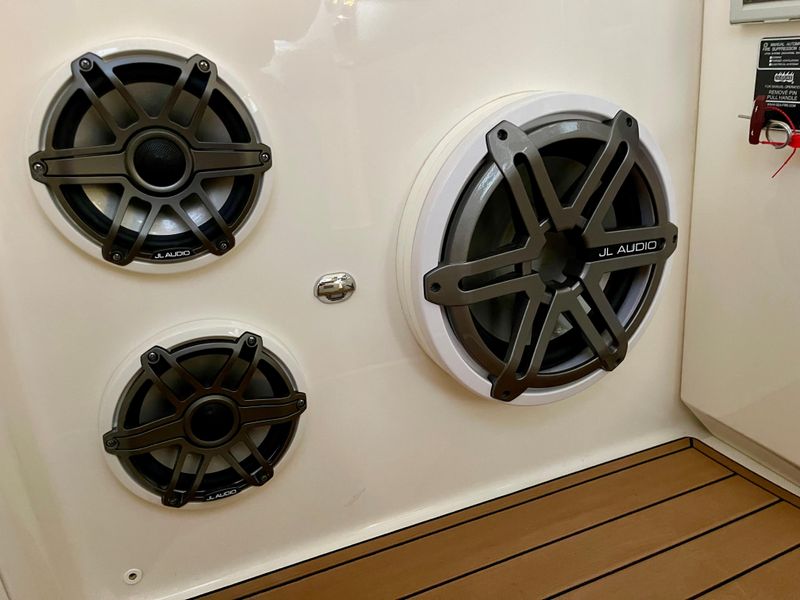 2021 Boston Whaler 350 Realm